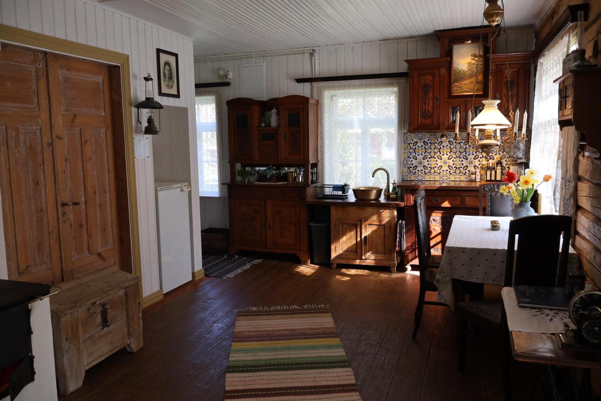 Hotel Leesi Kuelalistemaja Extérieur photo